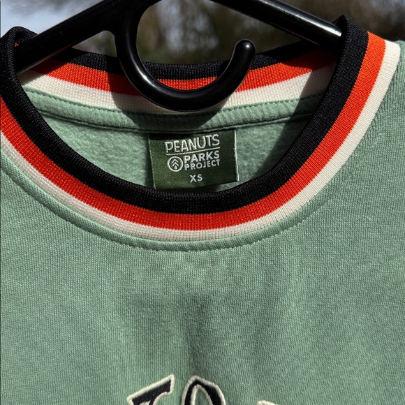 😍 PARKS PROJECT X PEANUTS SNOOPY FLEECE CREW TOP - Picture 8 of 16